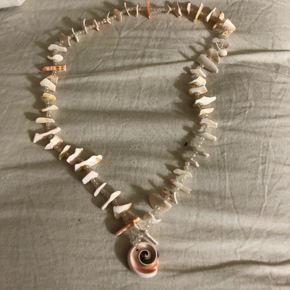 SeaShell Necklace - Picture 2 of 5